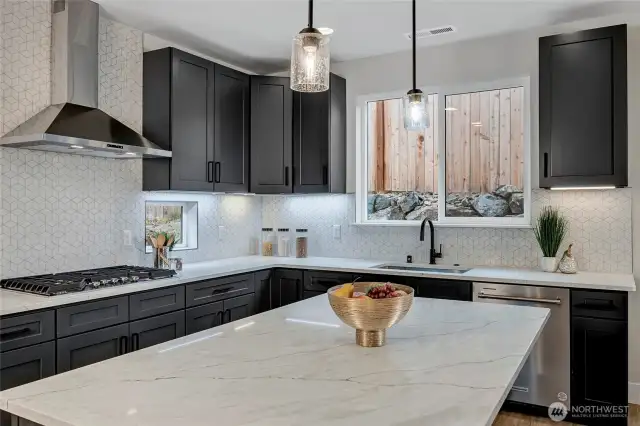Luxury Finishes! 3cm quartz counter tops