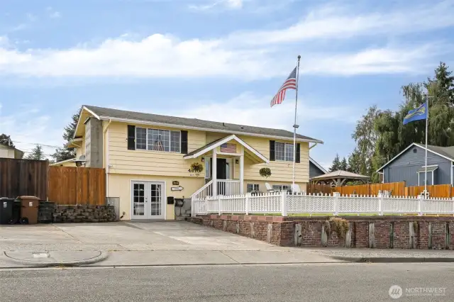 Plenty of off-street parking, plus additional on-street parking available. Sidewalks with curbs make this neighborhood very appealing.
