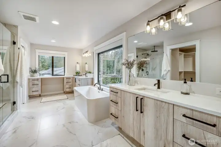 Primary bathroom with walk in closet/dual vanity/shower and soaker tub