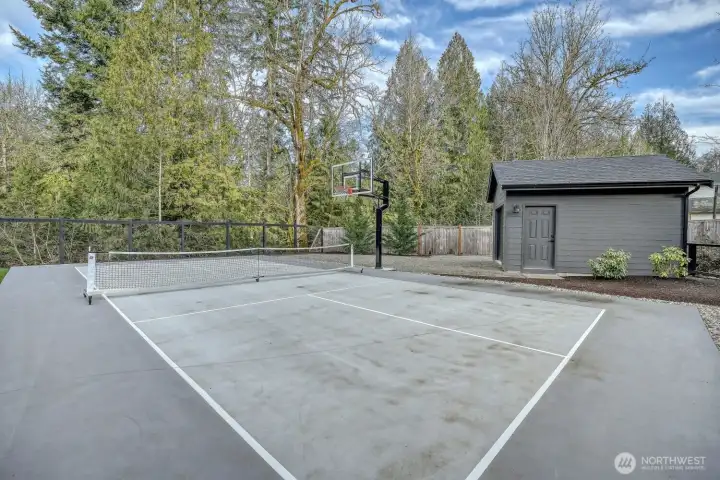 Enjoy the beautiful sports court for your pickleball and basketball gatherings!