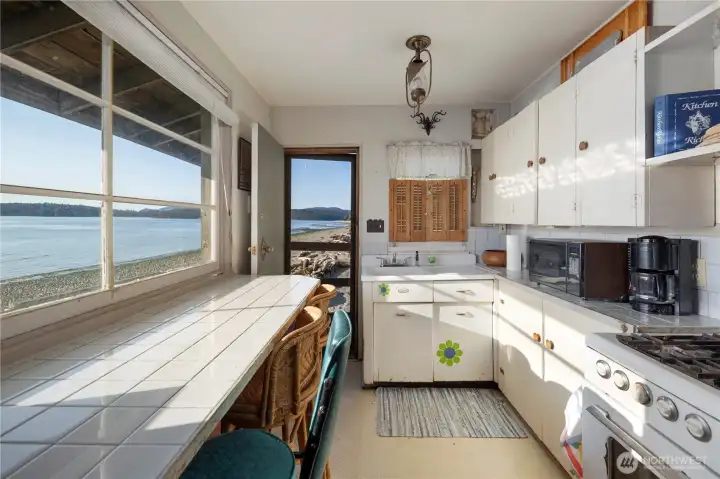 Kitchen and breakfast bar in the beachside cabin.