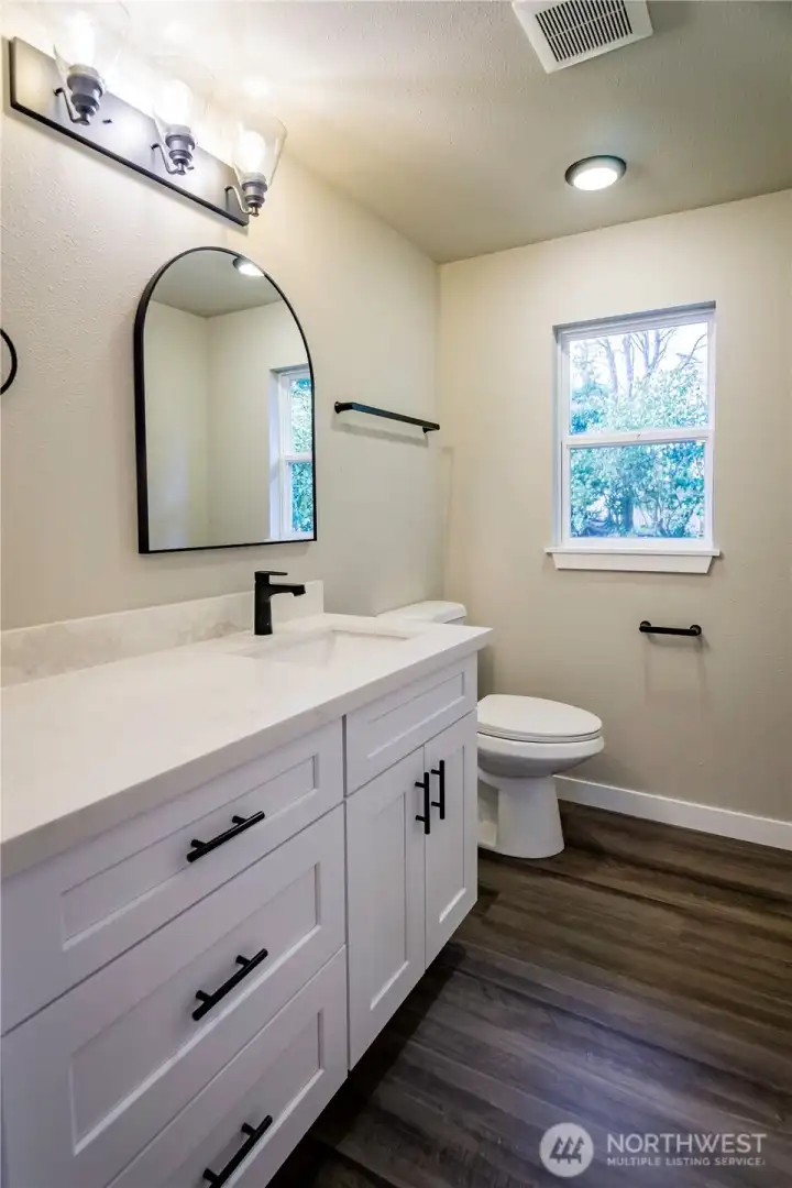 DOWNSTAIRS POWDER ROOM...ALL BRAND NEW!