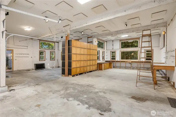 Car collector or woodworker? The oversized garage delivers plenty of space and possibilities.