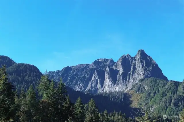 Within walking distance to Bridal Veil falls & Lake Serene Trail head.