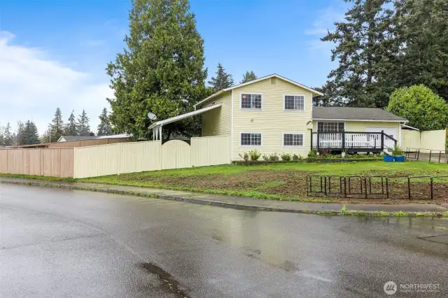 ~Welcome Home to your Bright, Gorgeous Tri-Level Home ~