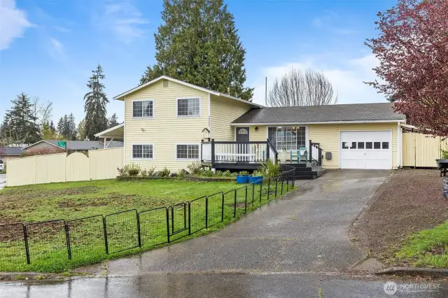 ~Bright & Cheerful Humble Abode with long driveway~