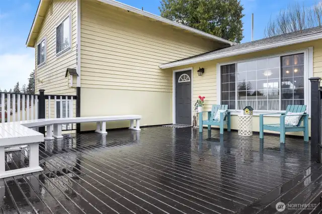 ~Front Deck facing South is perfect to enjoy coffee & catch the Sunrise in the morning~