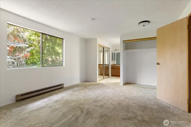 Primary bedroom w/vanity
