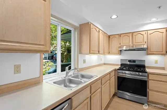 Wonderful kitchen with ample storage space and new appliances