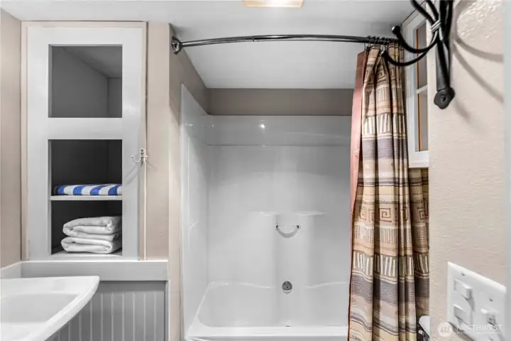 Sparkling clean full bath.