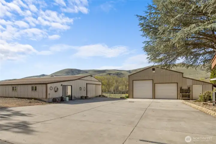 The oversize garage, barn with additional dwelling area - great for family member, ranch hand or guest room!
