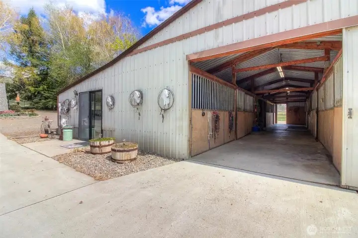Wonderful barn with the amenities to keep any animal and their owner happy!