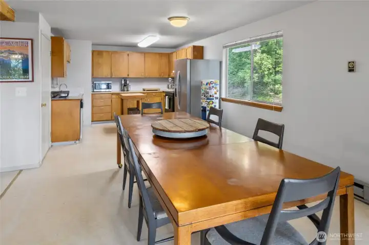 Great dining room space.