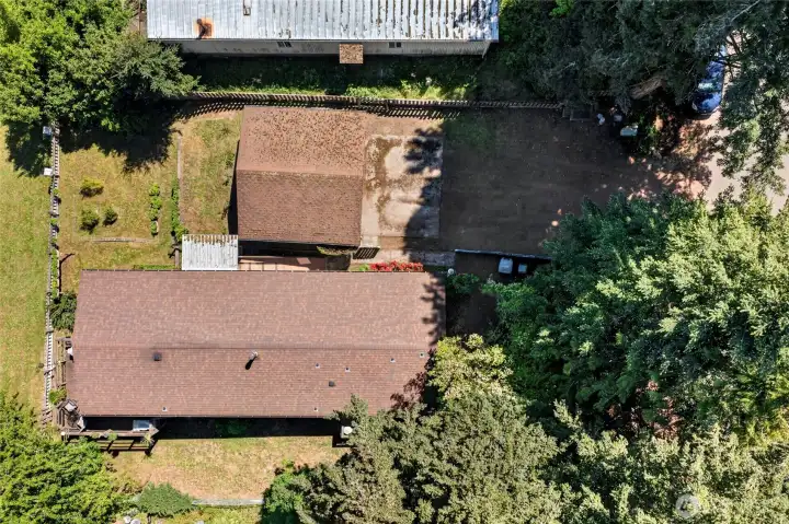 Aerial drone pic. Lg 400SF det gar.