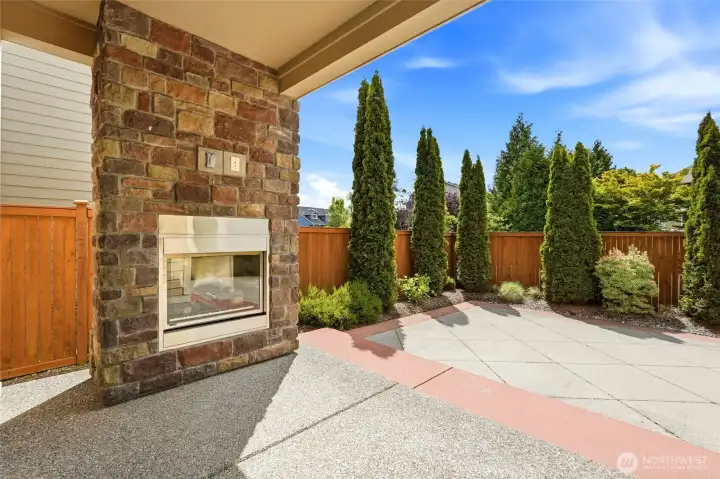 Outdoor gas fireplace