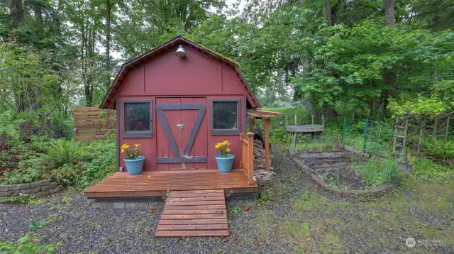 Charming shed, perfect for gardening supplies!