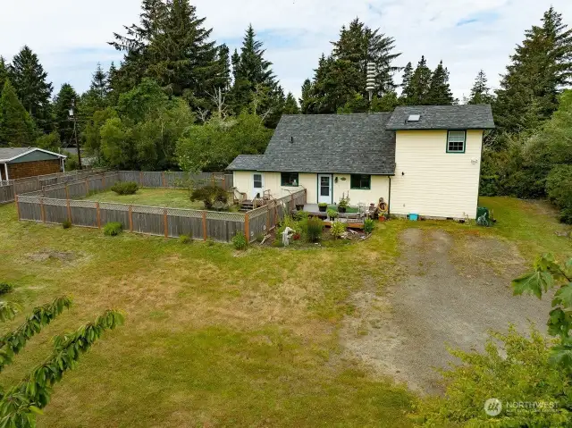 Privacy, close to the ocean and Willapa Bay, shopping and restaurants minutes away. All this for your enjoyment and making a wonderful home.  Life is Good at the Beach.
