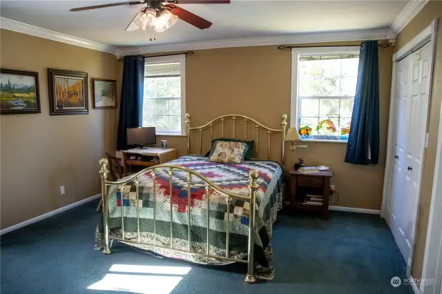 Good sized main bedroom with accommodate a king size bed.