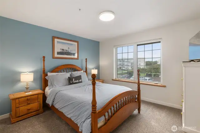 The 2nd bedroom.