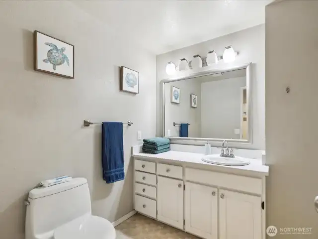 Upstairs full bathroom.