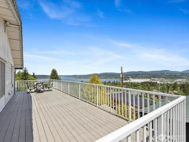 Wrap around trex deck with BIG VIEWS of Lake Washington and Mountains.