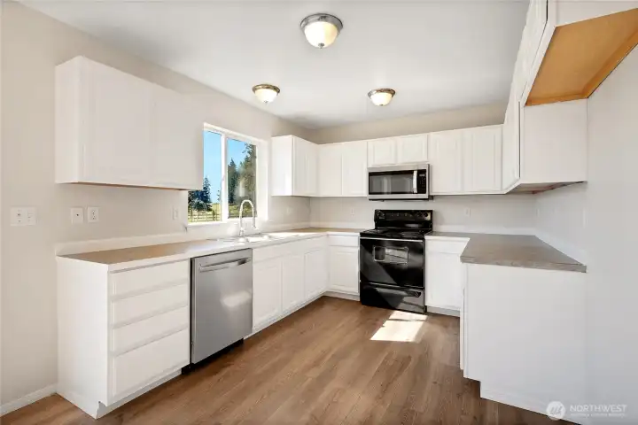 Kitchen with great counter and cabinet space