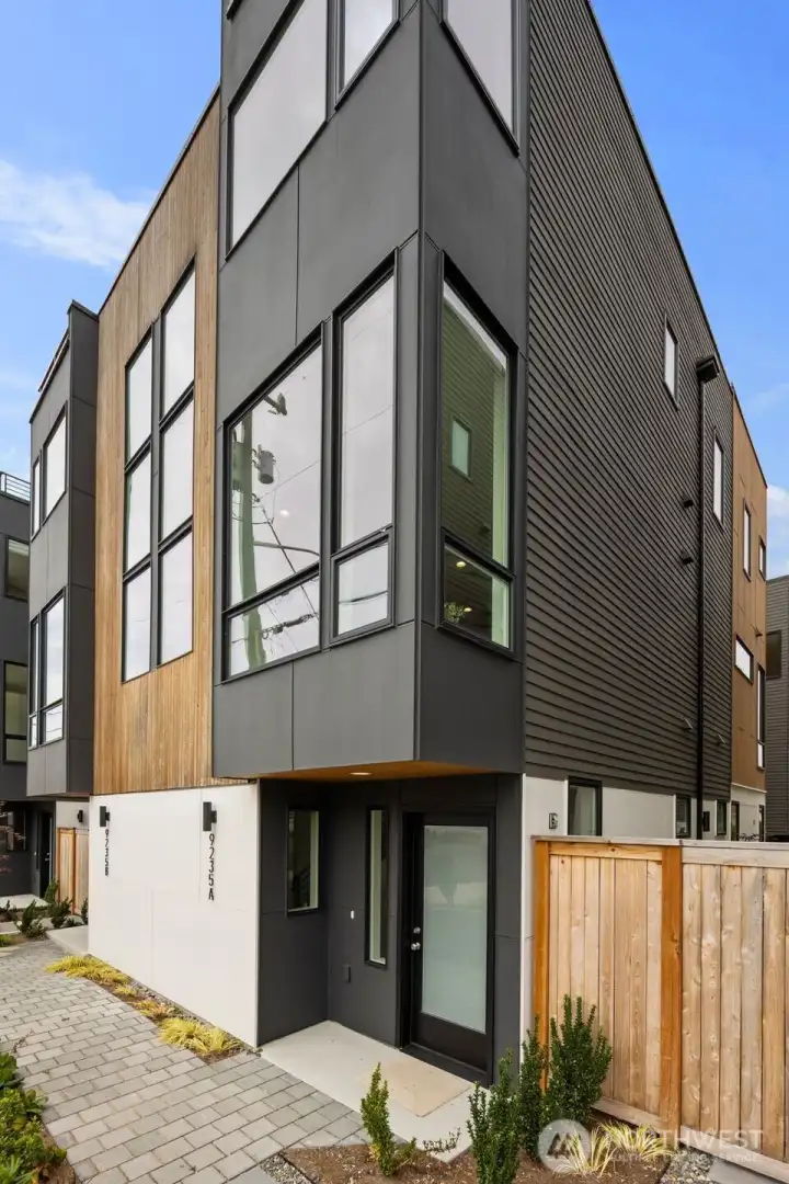 24-townhome community located within minutes of the Vashon Ferry, Lincoln Park, and Westwood Village.  Walk to amazing eateries, West Crest off leash dog park and so much more.  Only 20 minutes to Alki Beach, downtown Seattle or Seatac.