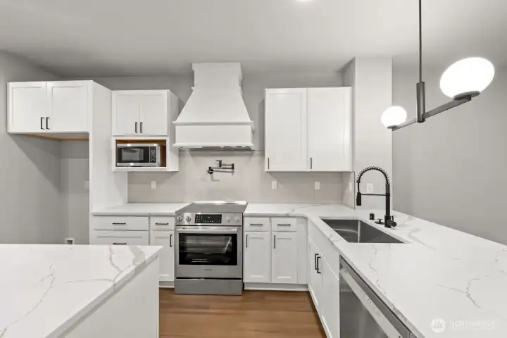 Photographs are for illustrative purposes only. Features, finishes, interior/exterior colors, landscaping and floorplan shown may vary from actual homes built.