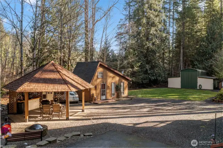 Very private backyard with full guesthouse, gazebo and Covered RV/Boat storage