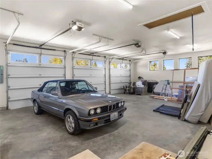 HUGE GARAGE - With Pull-Down Stairs Storage (Car not included :-)........) HUGE GARAGE - With Pull-Down Stairs Storage (Car not included :-)........)