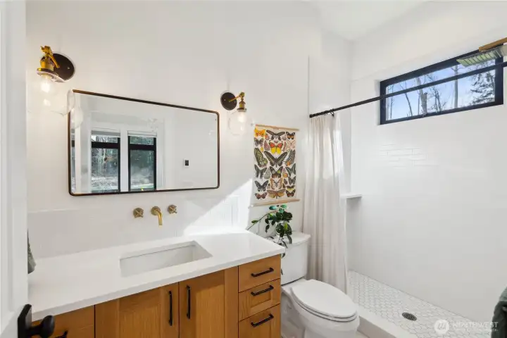Ensuite bathroom for one of the guest bedrooms.
