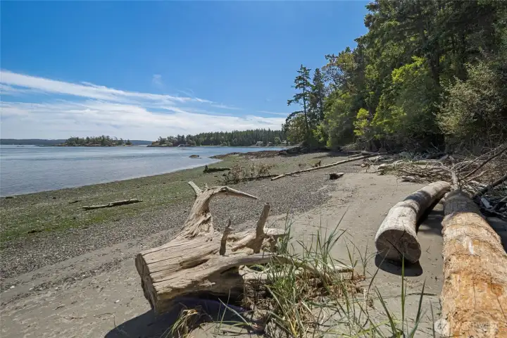 Enjoy easy shoreline access from this San Juan Island waterfront property, with a peaceful beach setting ideal for kayaking, beachcombing, and experiencing the island’s coastal lifestyle.