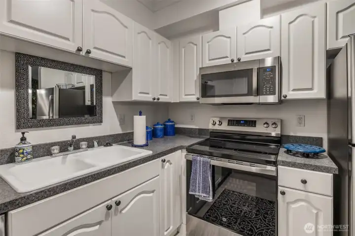 Stove/oven, microwave, dishwasher and refrigerator all stay Stove/oven, microwave, dishwasher and refrigerator all stay