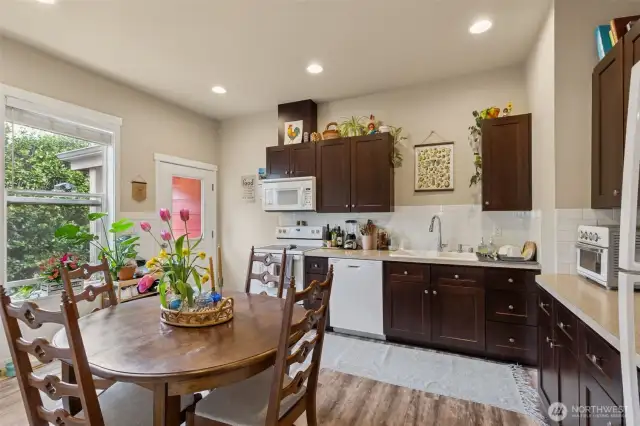 2320- Kitchen/dining room