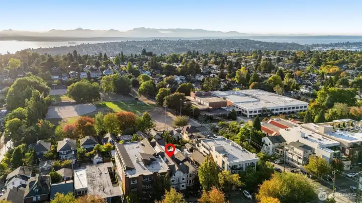 Big Howe Park right behind, and one block to the pool/community center, and weekly Farmers Markets!