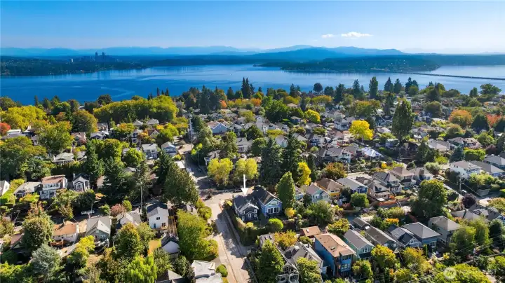 From above, the home’s proximity to Lake Washington is clear, offering easy access to waterfront parks and trails.