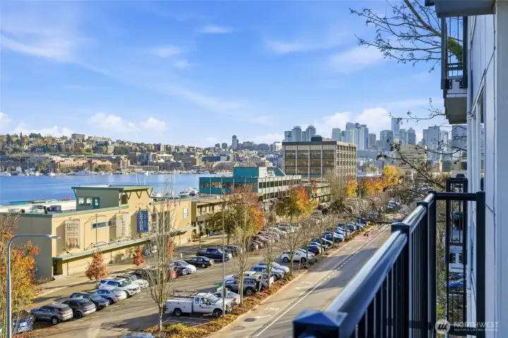 Outdoor entertaining with unbeatable lake and skyline backdrops.