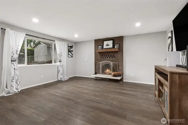 Living room w/new lvp floors!