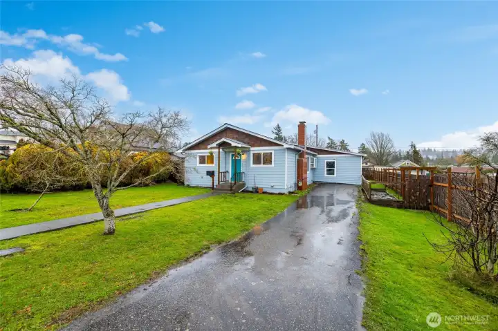 Long front driveway is suitable for RV Parking