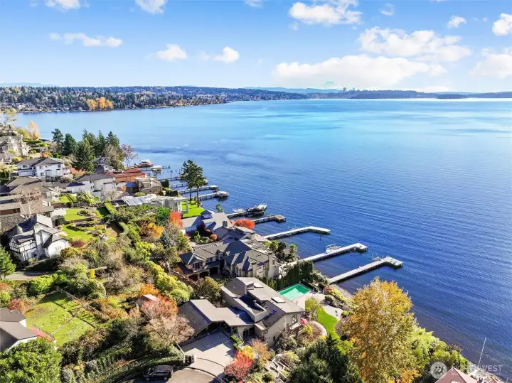 Just minutes to Juanita Village, I-405, vibrant downtown Kirkland, and the iconic Inglewood Golf Club, and served by award-winning Lake Washington schools, this property offers both seclusion and convenience. Opportunities of this magnitude are exceedingly rare—an architectural treasure positioned on one of the finest stretches of Lake Washington shoreline.