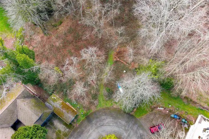 Recent nearby sales on significantly smaller lots are commanding $2–3 million