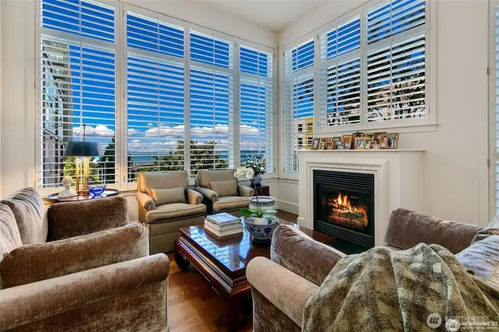 Lives like a Madison park/Broadmoor homethe details of the remodel are above and  beyond what we see in condos