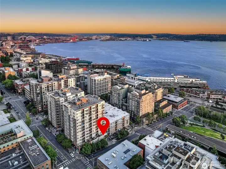 near met market, ez stroll along water front  to cruise ship terminal- pier 66 and Pike  Place market