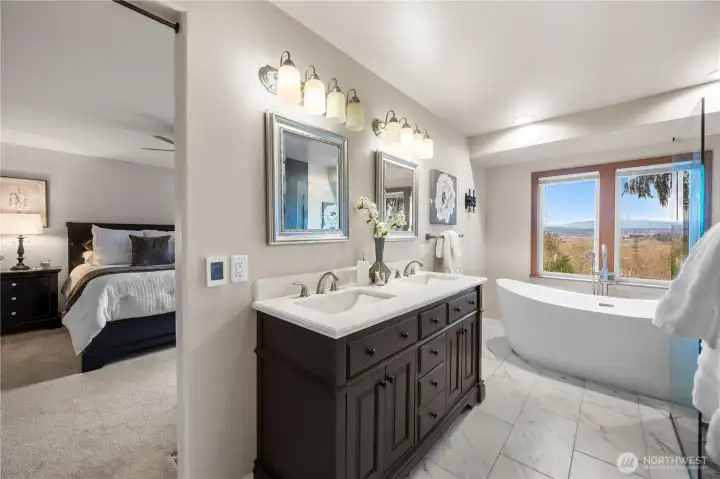 jetted tub with cascade views!