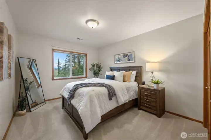 3rd bedroom with cascade mtn views