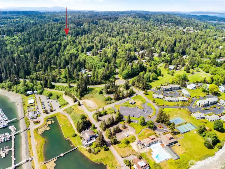 The Beach Club, tennis courts, and other amenities are within walking distance.