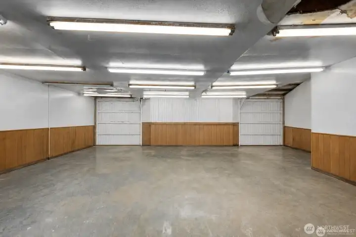 Aappx. 1,600 SF shop with bathroom / office space