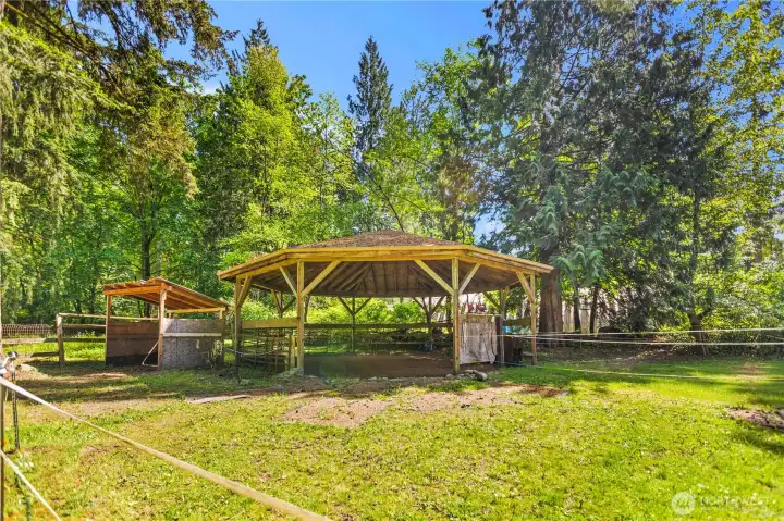 Covered round pen