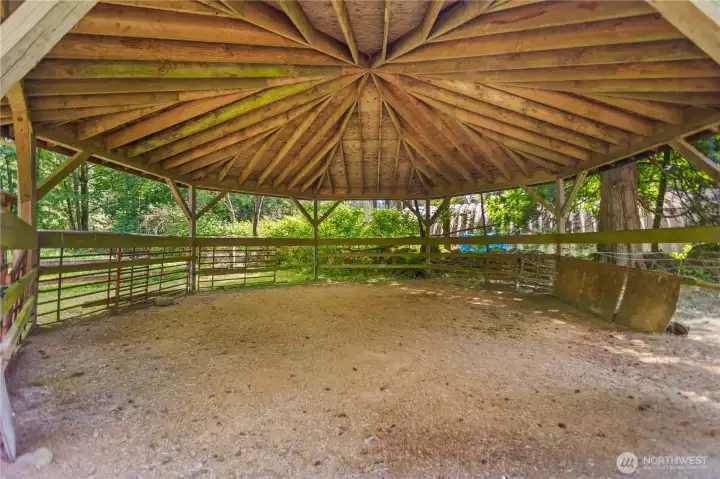 Covered round pen