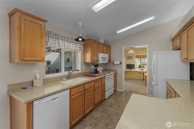 nice and bright kitchen, new flooring and countertops